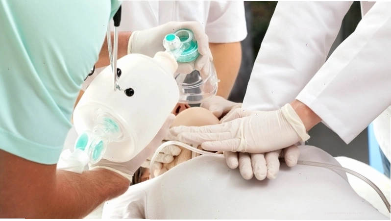 Bác sĩ đang kiểm tra nhịp tim cho bệnh nhân