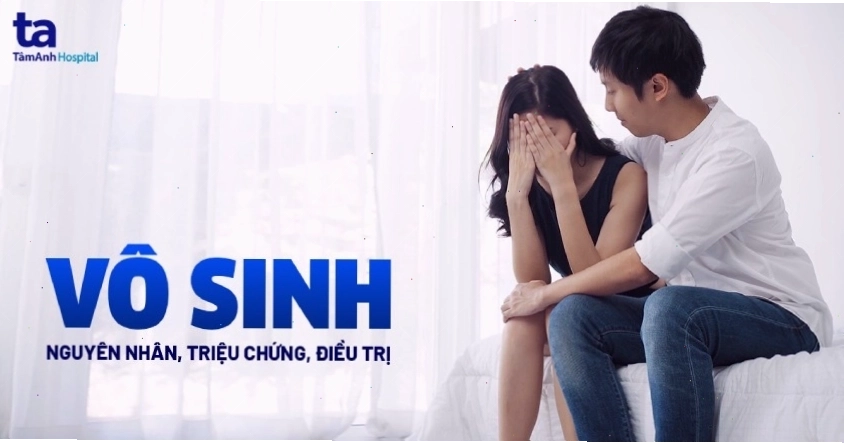 Bác sĩ đang tư vấn cho cặp vợ chồng về vấn đề vô sinh hiếm muộn