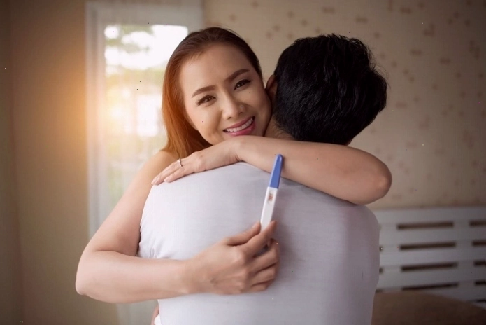 Bác sĩ và bệnh nhân ăn mừng thành công IVF