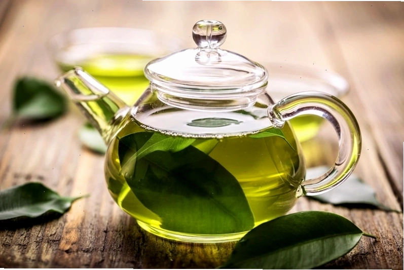 Bát trà xanh tươi mát với lá trà xanh và vài lát chanh, tạo cảm giác thư giãn và tốt cho sức khỏe