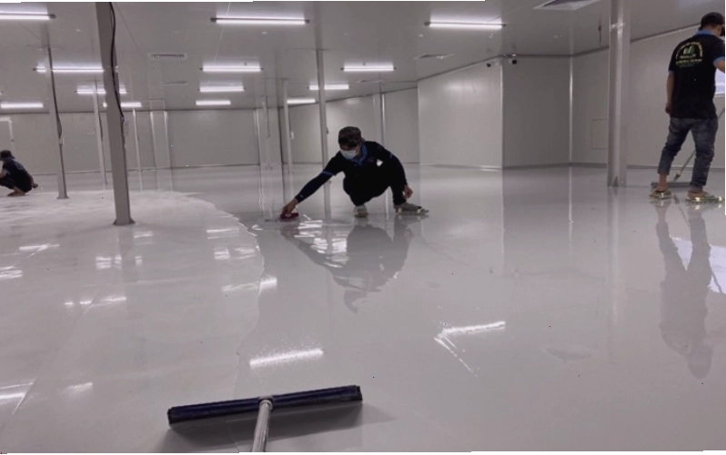 Bề mặt sàn được thi công sơn epoxy trong suốt sáng bóng