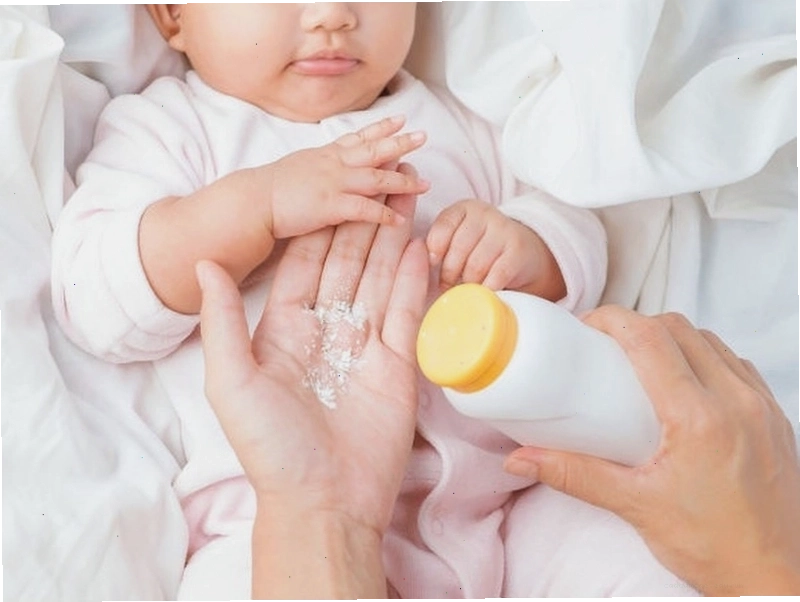 Bé vui chơi thoải mái với làn da khô thoáng nhờ phấn rôm