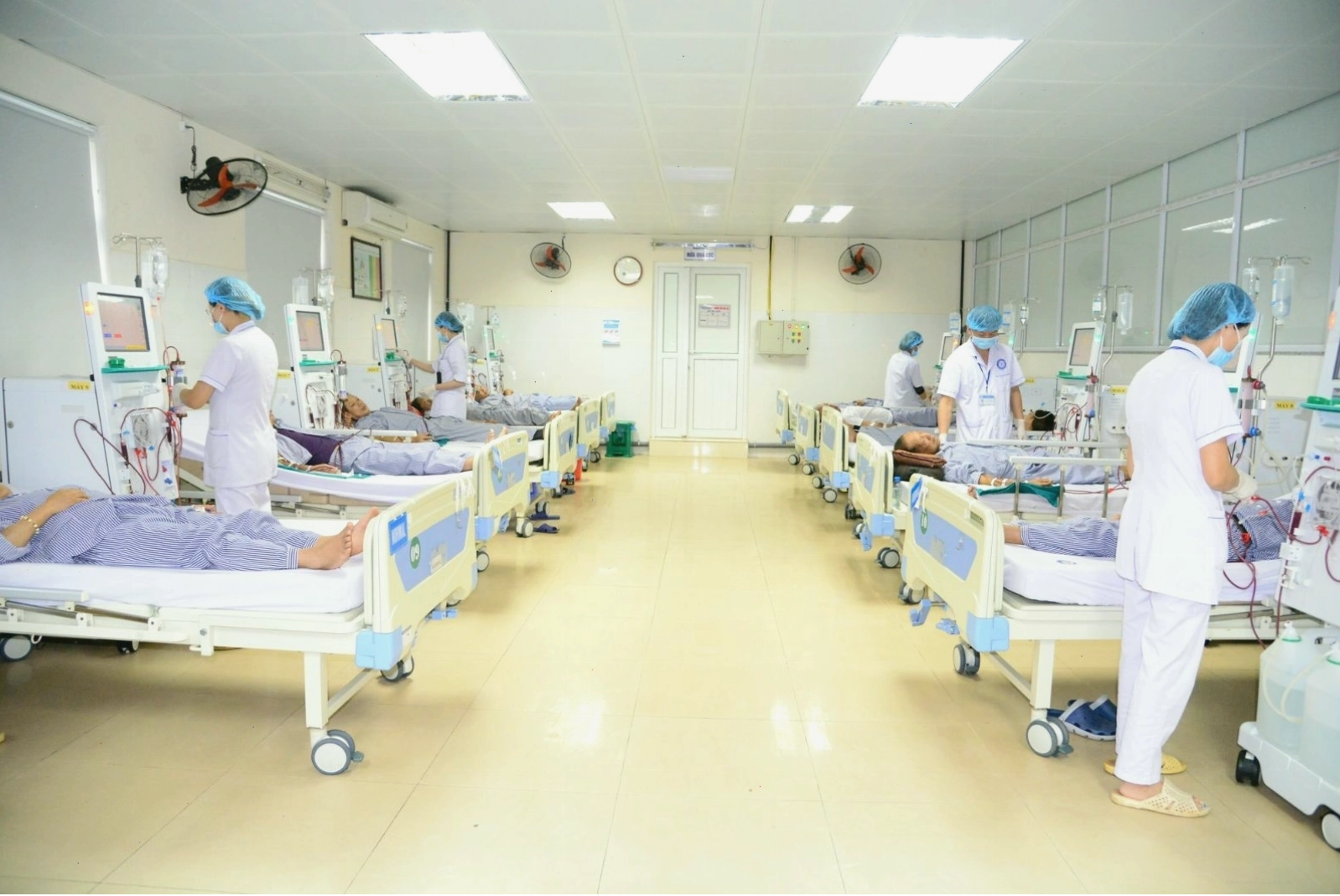 Bệnh nhân chờ đợi làm thủ tục tại Bệnh viện Nội tiết Trung ương