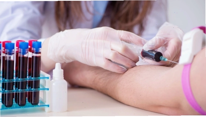 Bệnh nhân chờ lấy máu xét nghiệm tại bệnh viện