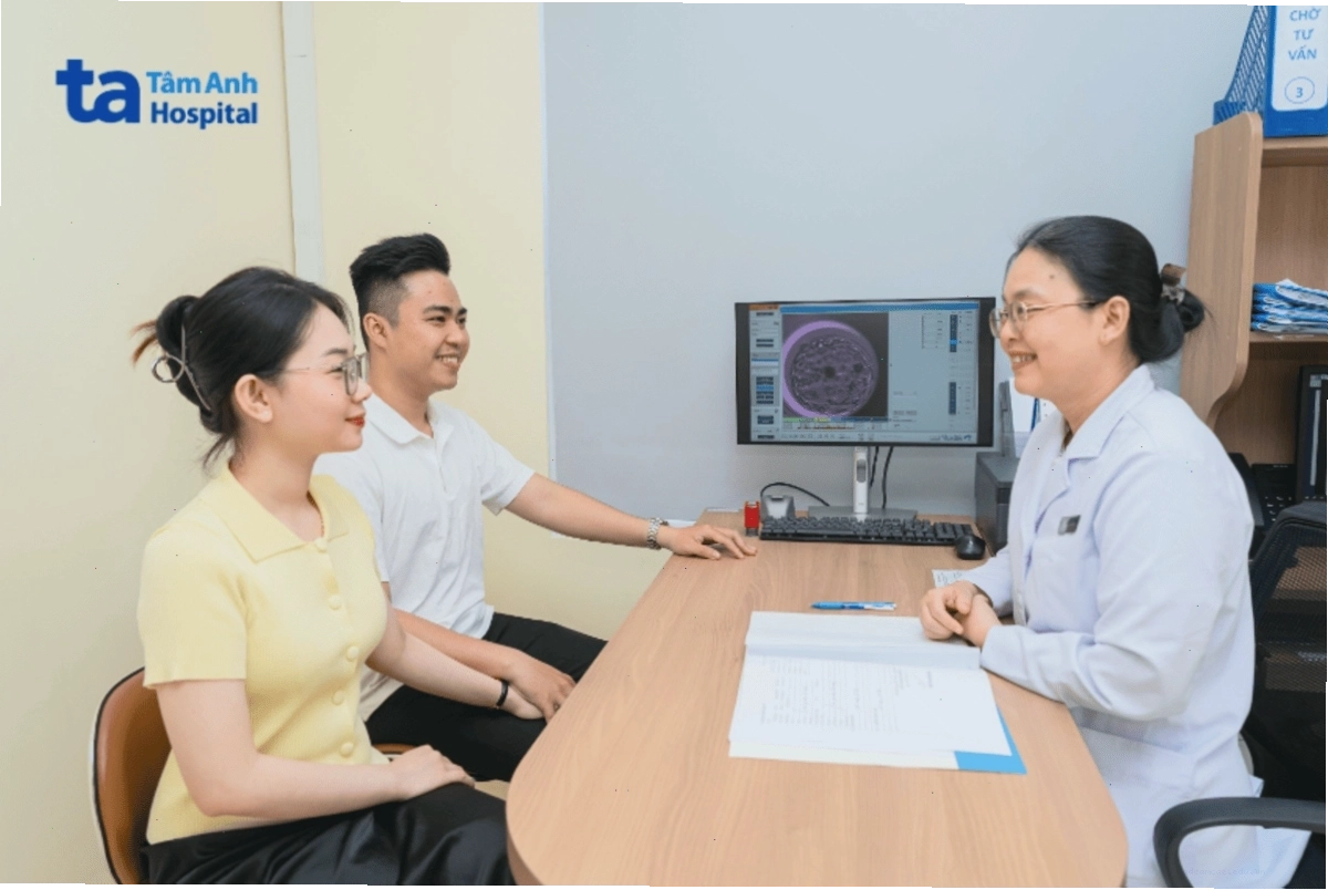 Các cặp vợ chồng thăm khám sức khỏe sinh sản tại trung tâm IVF Tâm Anh