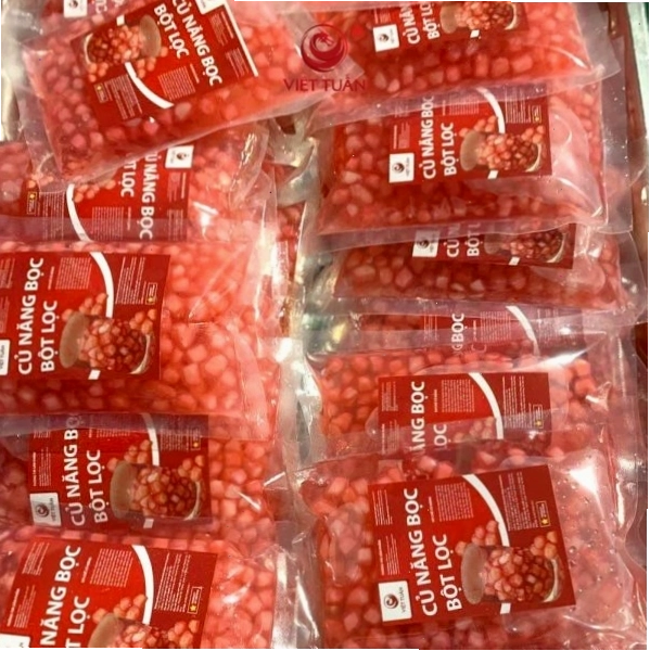 Các loại topping cho trà sữa, trong đó có củ năng bọc bột lọc