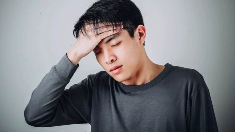 Các triệu chứng ban đầu của bệnh quai bị bao gồm sốt nhẹ và mệt mỏi