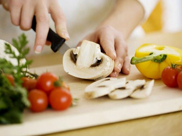 Cách làm sạch và khử trùng thớt hiệu quả