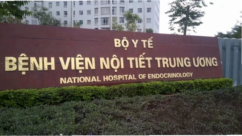 Cán bộ y tế Bệnh viện Nội tiết Trung ương hướng dẫn bệnh nhân làm thủ tục