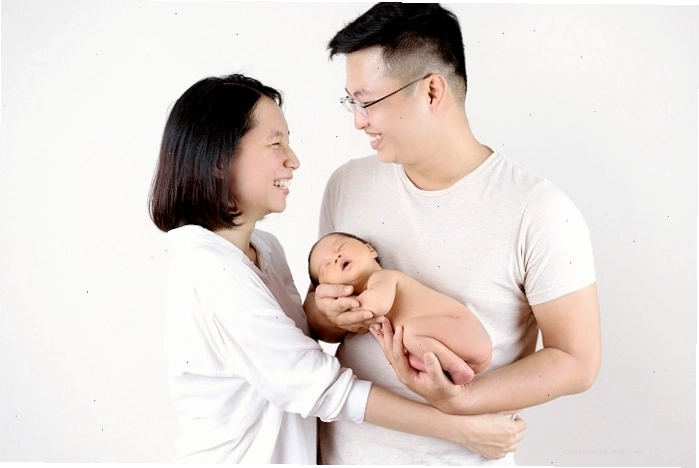 Cặp vợ chồng hạnh phúc bên em bé