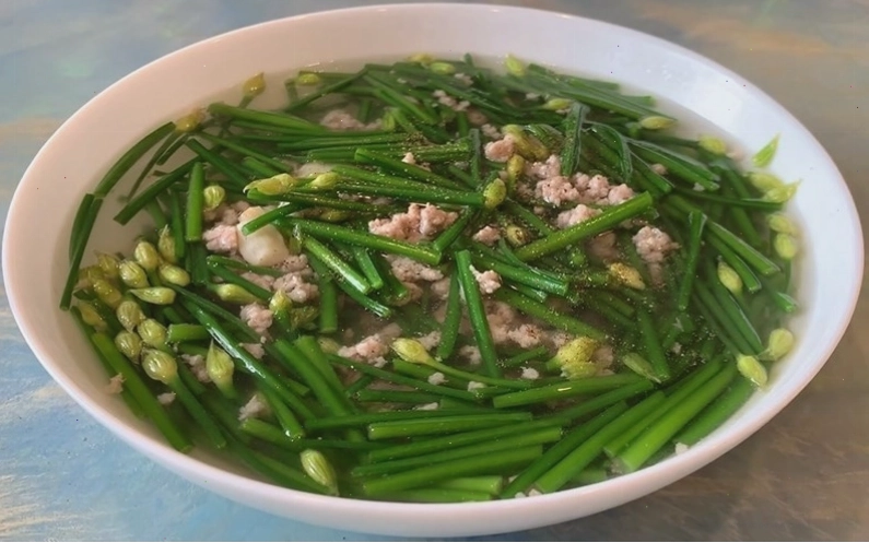 Cây hẹ là một loại cây thân thảo sống nhiều năm, thuộc họ Hành