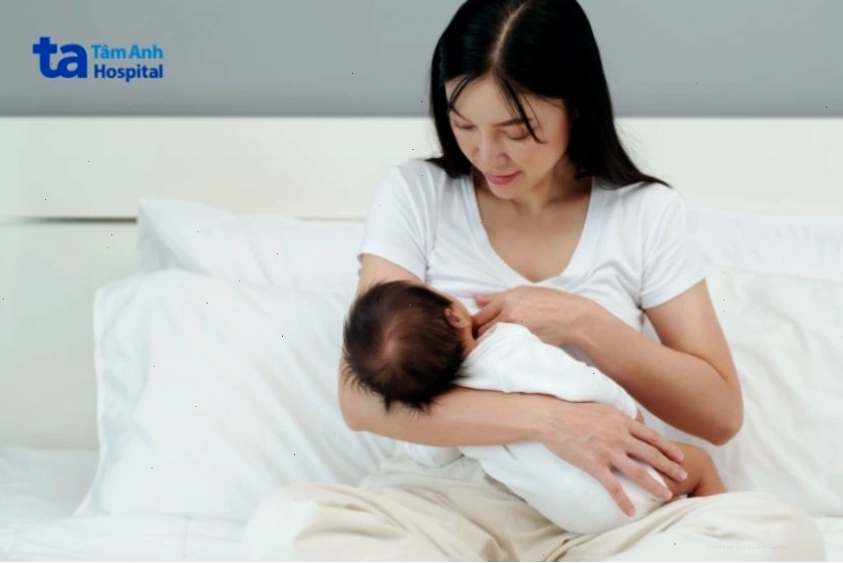 Cho con bú trực tiếp thường xuyên giúp mẹ đẩy nhanh sản dịch sau sinh