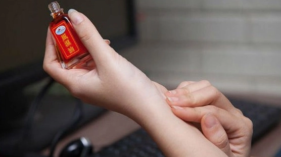 Dầu Gió: Công Dụng, Cách Sử Dụng và Lưu Ý