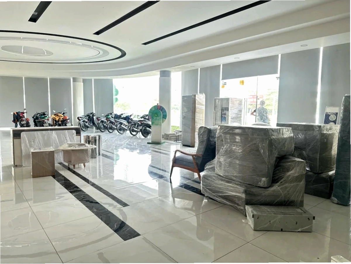 Đồ đạc của khách hàng được bọc màng PE cẩn thận trước khi vận chuyển