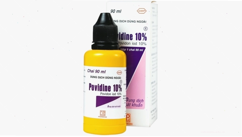Dung dịch Povidone-Iodine hỗ trợ sát khuẩn vùng da tổn thương sau khi sơ cứu khi bị kiến ba khoang