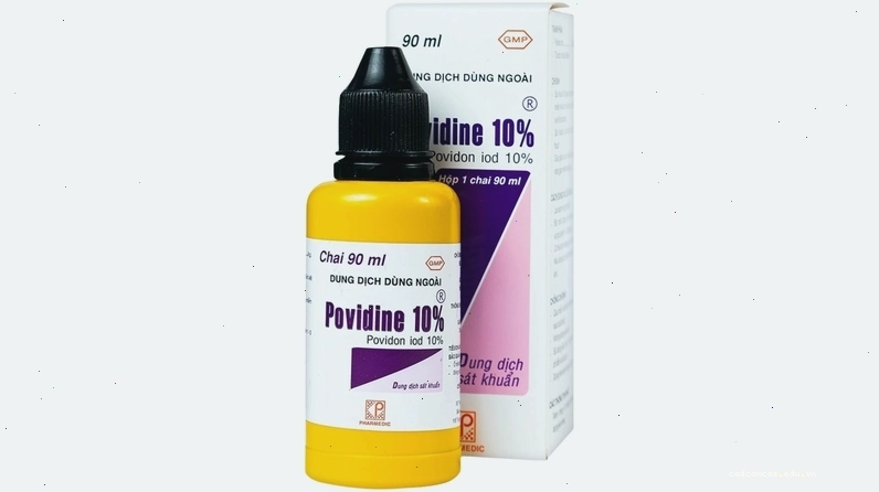Dung dịch Povidone-Iodine hỗ trợ sát khuẩn vùng da tổn thương sau khi sơ cứu khi bị kiến ba khoang