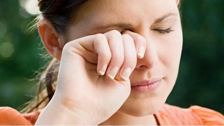 Giật mí mắt là hiện tượng co cơ mí mắt không tự chủ và đa số là lành tính