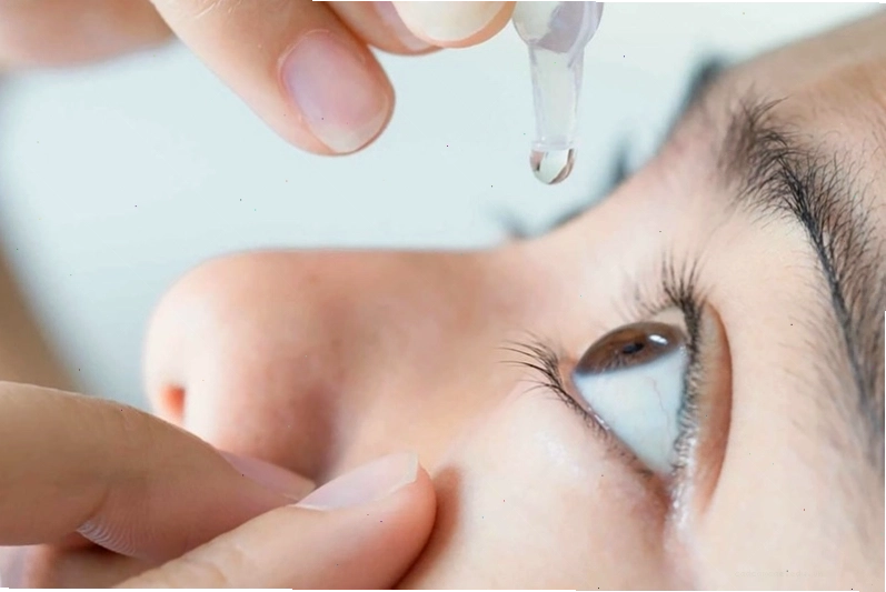 Giữ vệ sinh mắt sạch sẽ với nước muối sinh lý hàng ngày để phòng tránh đau mắt đỏ