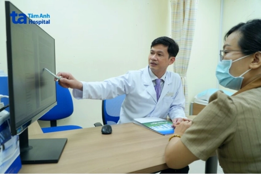 Hình ảnh bà mẹ đang kiểm tra tình trạng đầu ti, lưu ý đi khám bác sĩ khi cần thiết