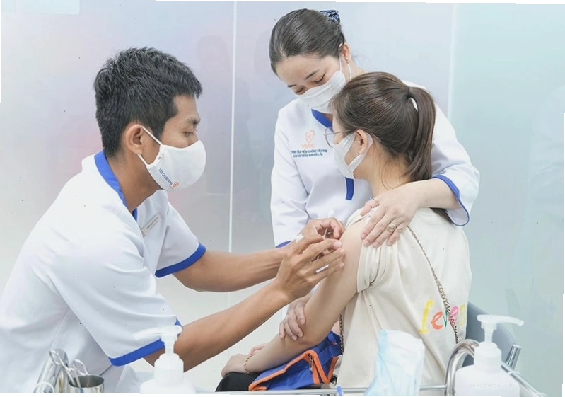 Hình ảnh bác sĩ tại VNVC đang tư vấn cho bệnh nhân