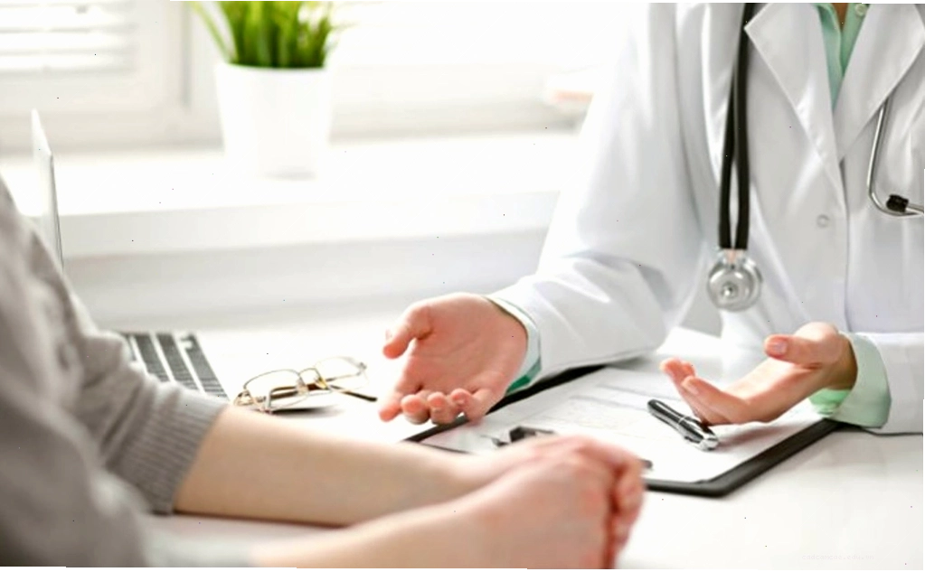 Hình ảnh bác sĩ tư vấn cho bệnh nhân về cách sử dụng thuốc