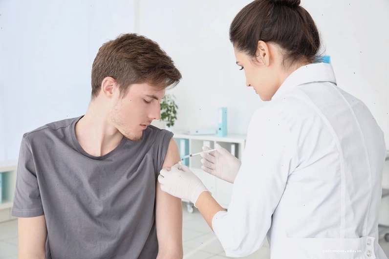 Hình ảnh bác sĩ tư vấn về việc tiêm vắc xin HPV cho người trên 26 tuổi
