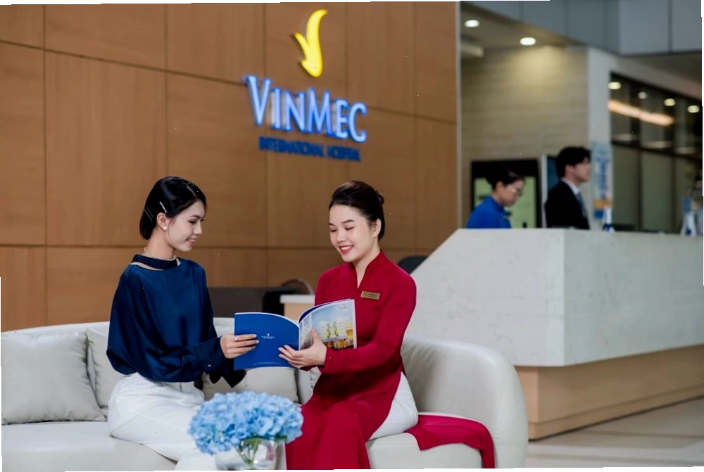 Hình ảnh các cặp vợ chồng đang trao đổi với bác sĩ, gợi ý liên hệ chuyên gia để giải đáp tại sao cho tinh trùng vào mà không có thai
