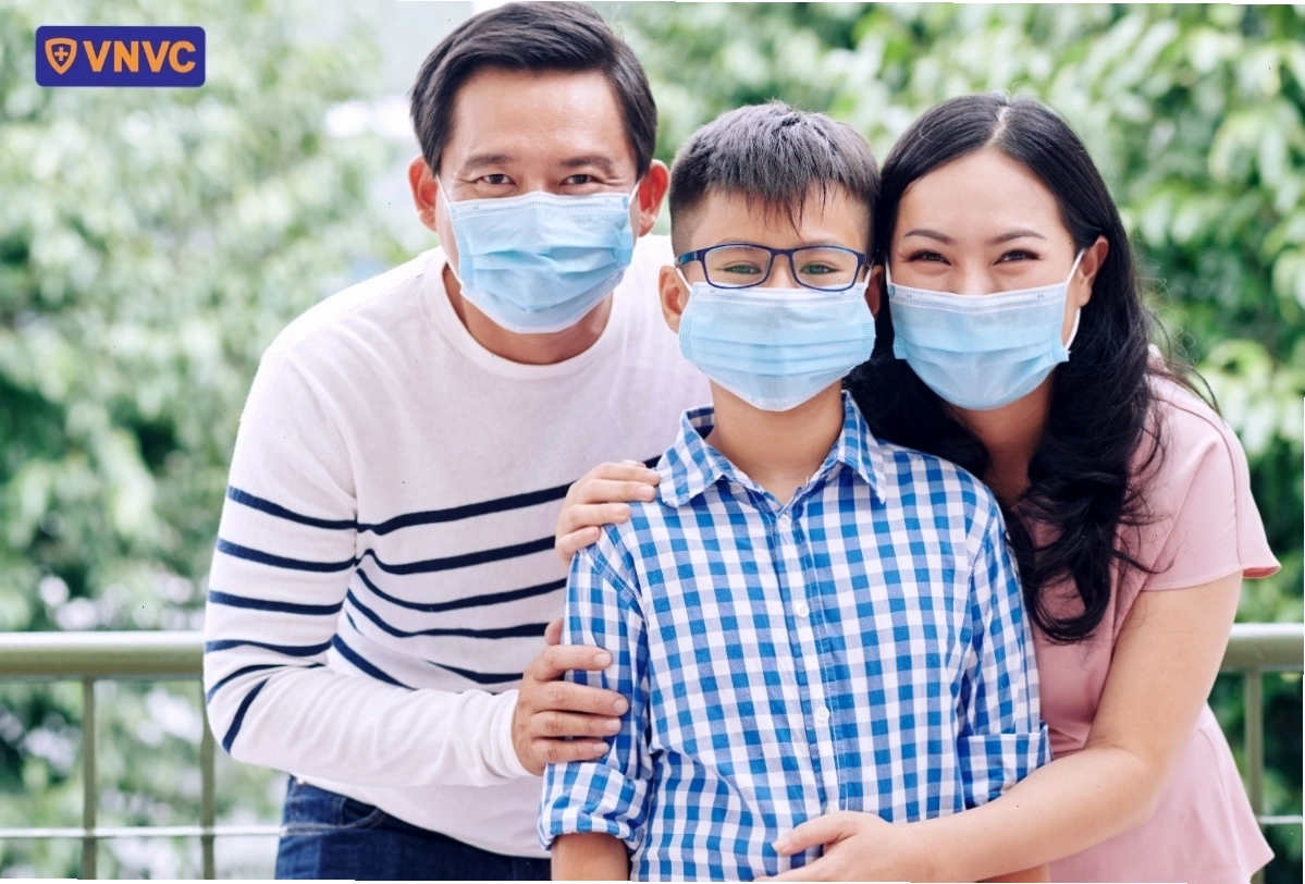 Hình ảnh gia đình đeo khẩu trang để phòng bệnh covid-19