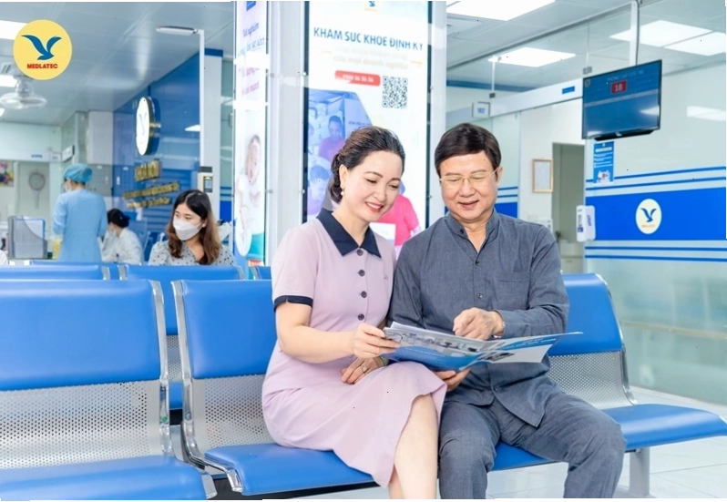 Hình ảnh khuyến cáo người bệnh nên đi khám bác sĩ nếu có bất kỳ dấu hiệu bất thường nào về sức khỏe, đặc biệt là các triệu chứng liên quan đến gan