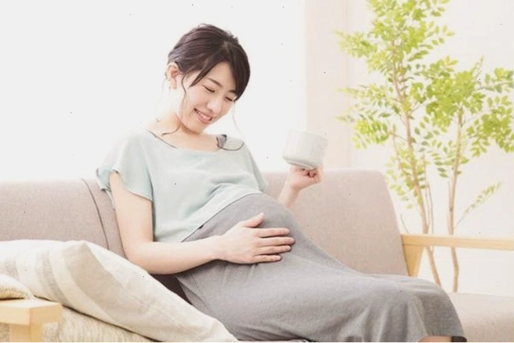 Hình ảnh mẹ bầu cảm thấy khát nước hơn bình thường, một trong những dấu hiệu tiểu đường thai kỳ