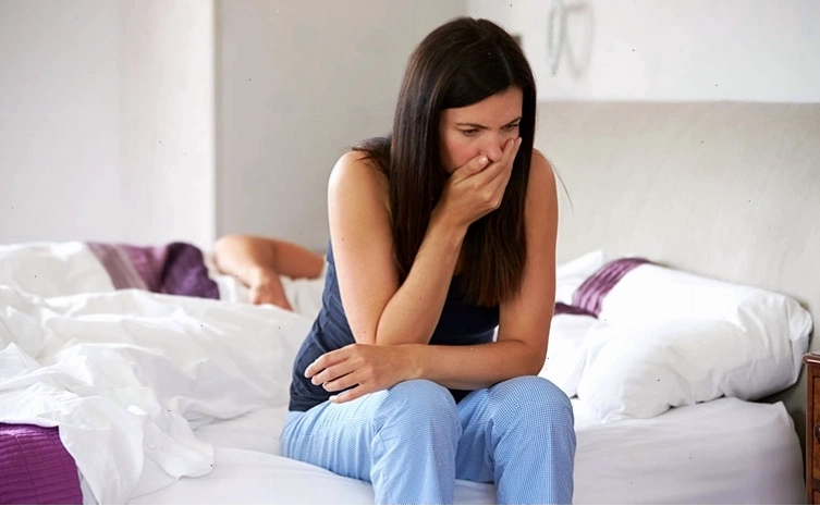 Hình ảnh minh họa bà bầu cảm thấy mệt mỏi, buồn nôn trong giai đoạn đầu thai kỳ