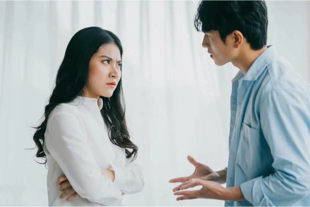 Hình ảnh minh họa cho khái niệm red flag trong tình yêu