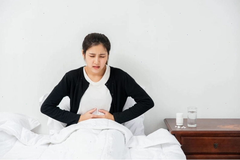 Hình ảnh minh họa người bị đau bụng do tác dụng phụ của thuốc Katrypsin