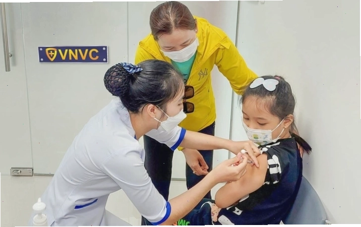 Hình ảnh minh họa quá trình tiêm chủng vắc-xin cho trẻ em