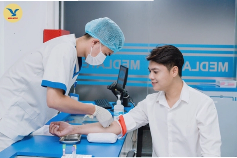 Hình ảnh ống nghiệm và kết quả xét nghiệm máu để chẩn đoán bệnh cường giáp