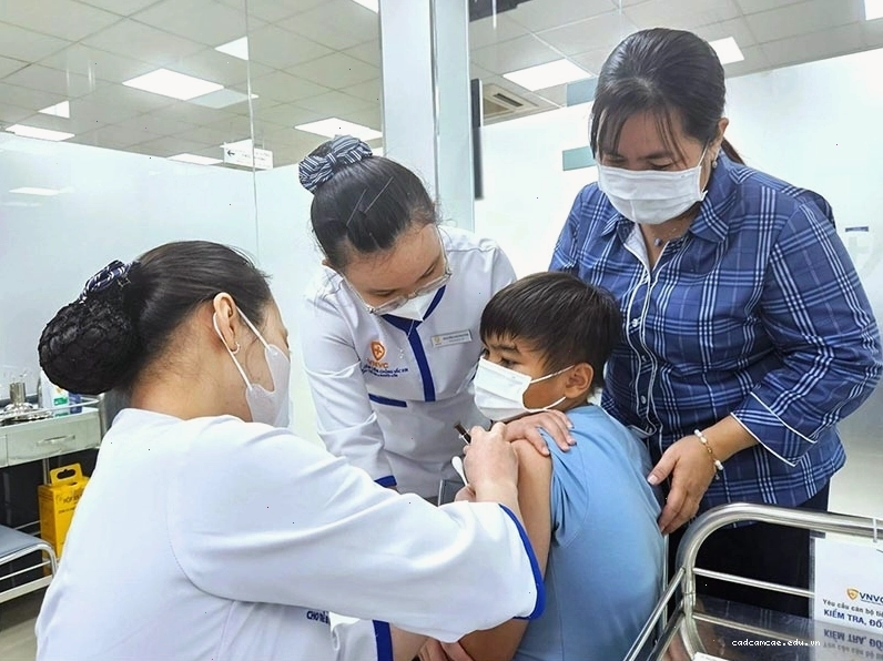Hình ảnh trẻ em chuẩn bị tiêm vắc xin HPV tại phòng khám