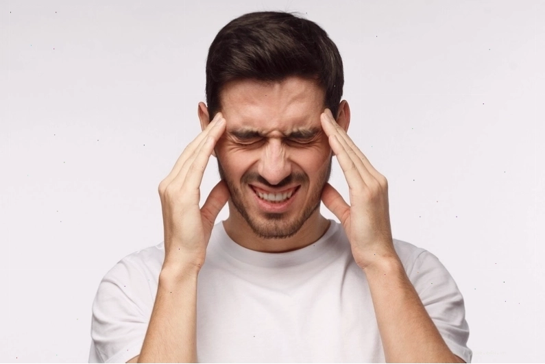 Hình ảnh trẻ nhỏ có biểu hiện sốt xuất huyết, quấy khóc và mệt mỏi