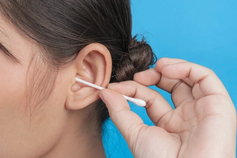 Khắc phục và phòng ngừa ngứa tai trái bằng cách lấy ráy tai thường xuyên