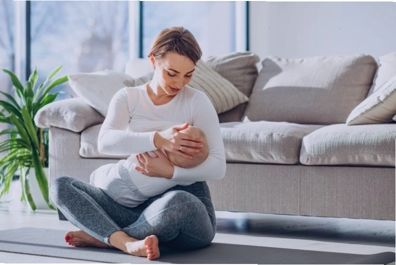 Ly trà lá mâm xôi ấm nóng tỏa hương thơm dịu nhẹ