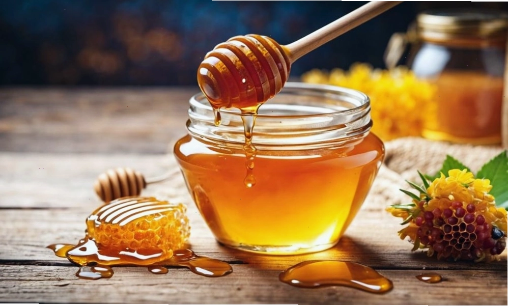 Mật ong nguyên chất giúp làm dịu cơn đau bụng trên rốn hiệu quả