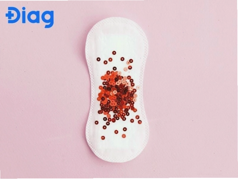 Máu kinh là một trong những dấu hiệu đầu tiên nhận biết ngày bắt đầu chu kỳ kinh nguyệt.