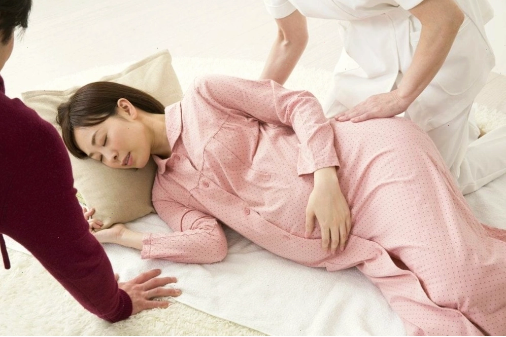 Mẹ bầu nên thư giãn và tập thở trong quá trình chuyển dạ