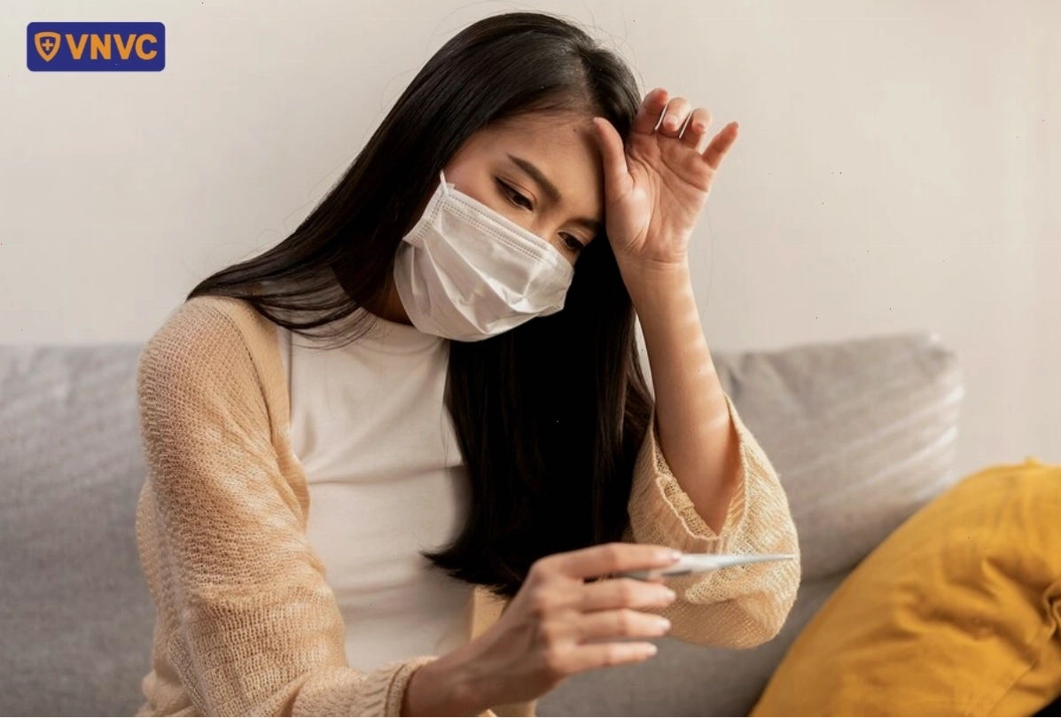 Minh họa dấu hiệu sốt và mệt mỏi khi nhiễm biến thể ve sầu của covid-19