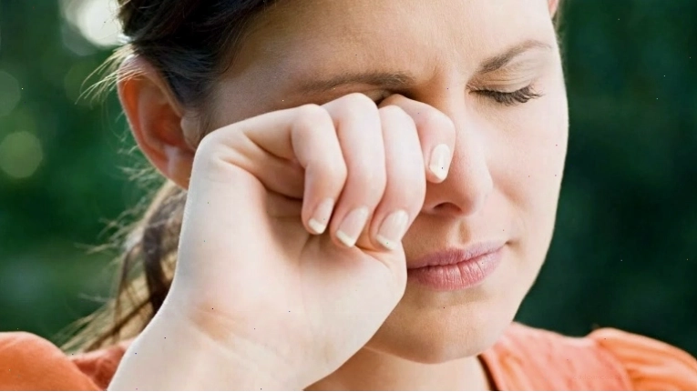 Minh họa tình trạng co cơ mí mắt, một nguyên nhân phổ biến của giật mắt