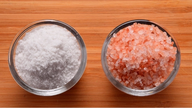 Muối hồng Himalaya trong hũ thủy tinh