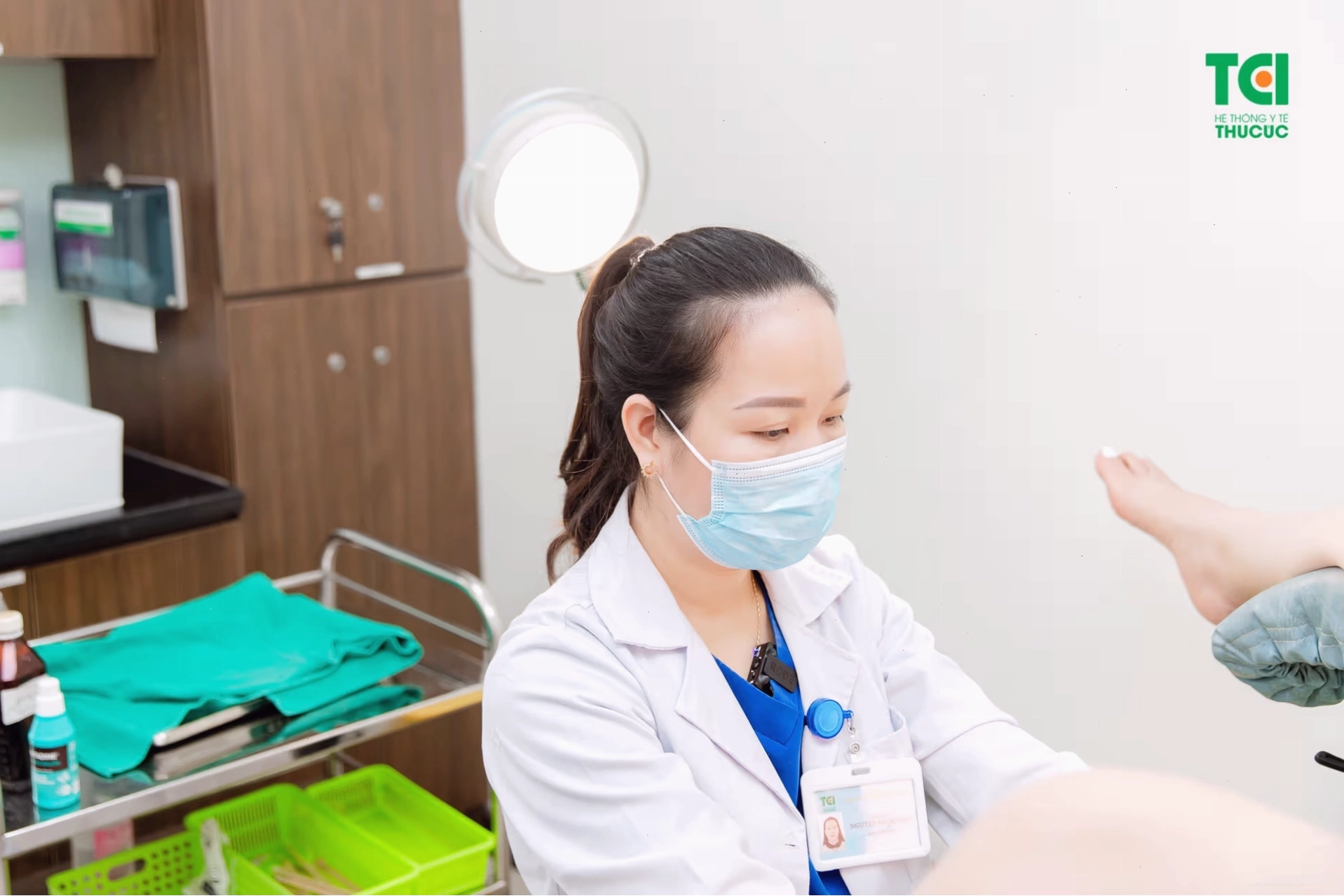 Nếu tình trạng khí hư có sợi máu kéo dài bạn nên thăm khám với bác sĩ
