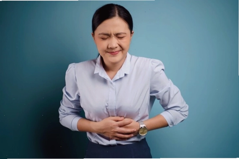 Người mắc bệnh hội chứng ruột kích thích có thể bị đau hoặc co thắt bụng