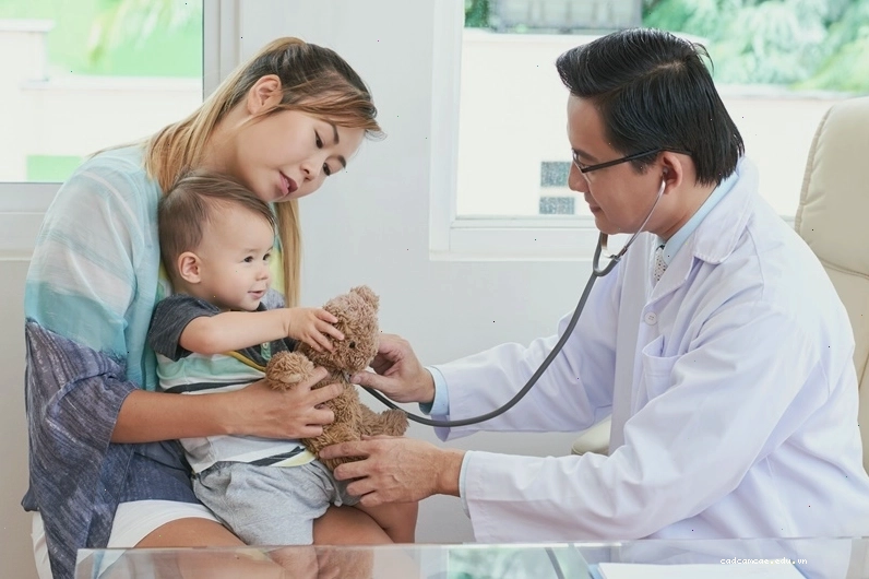 Người mẹ đang chăm sóc em bé của mình