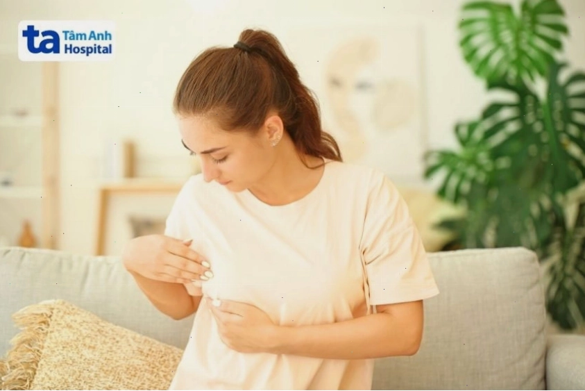 Những thay đổi ở vùng ngực cũng có thể là một dấu hiệu liên quan đến thai kỳ hoặc các vấn đề sức khỏe khác