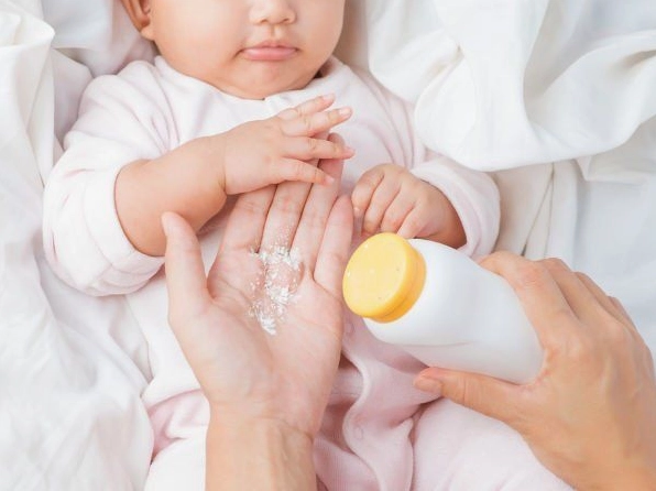 Phấn rôm: Công dụng, cách dùng và lưu ý quan trọng cho trẻ